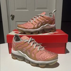 Nike Air VaporMax Plus “Bleached Coral Pure Platinum” Women’s Size 6.5